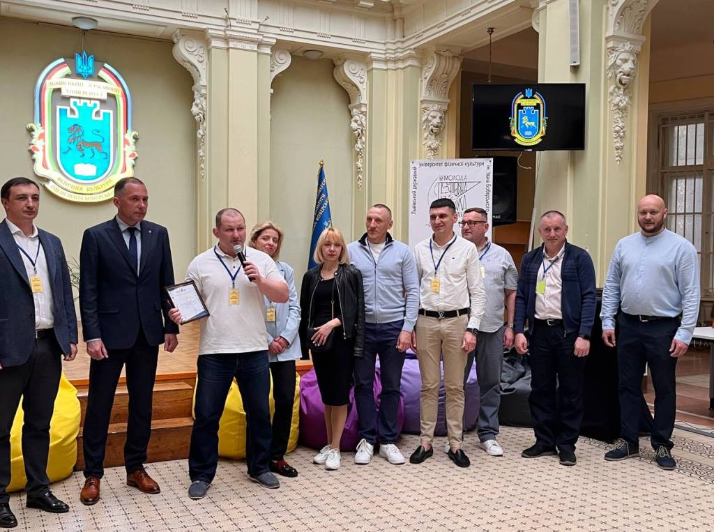 Вітальне слово декана факультету фізичного виховання Віктора Шандригося.JPG